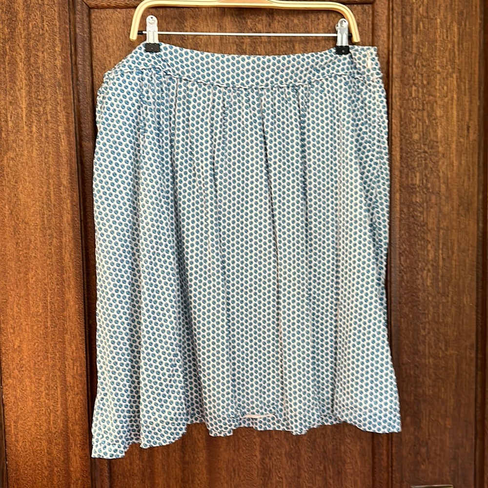 Light, tiny pleats, side zip, darling!